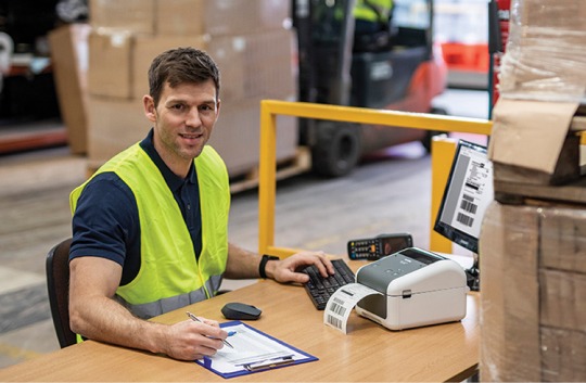 Logistik Mitarbeiter mit einem Etikettendrucker