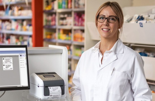 Medizin Mitarbeiterin mit einem Brother Gerät